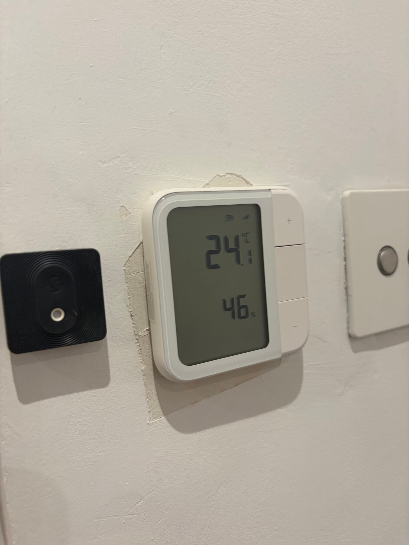 Aqara temp/humidity sensor, Shelly scene button and dimmer — all on one wall